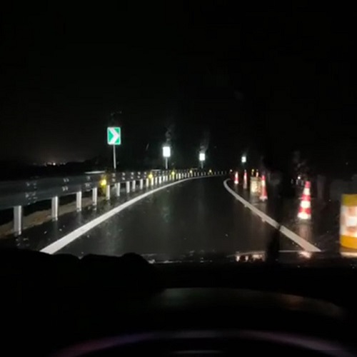 Todos los elementos meteorológicos señalización vial en la autopista de Shandong